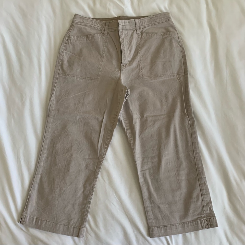 Gloria Vanderbilt khaki crop pants, size 10